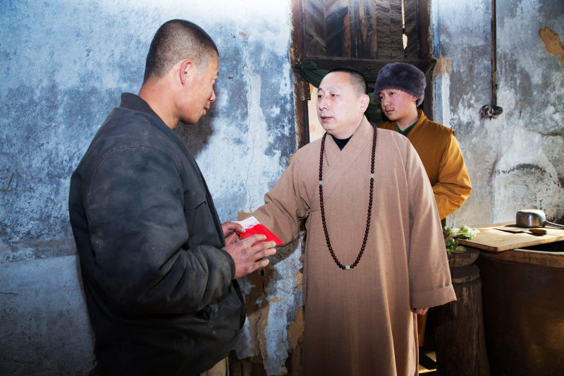 祖禅法师慰问困难群众