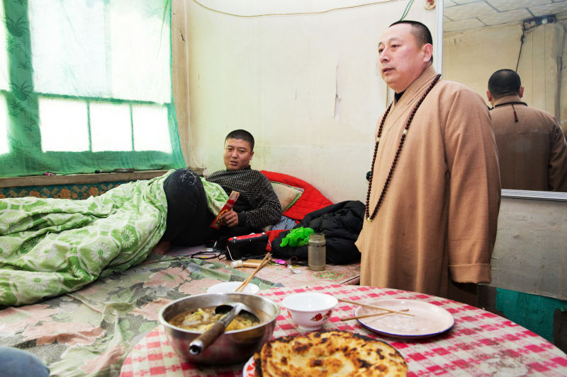 祖禅法师慰问困难群众