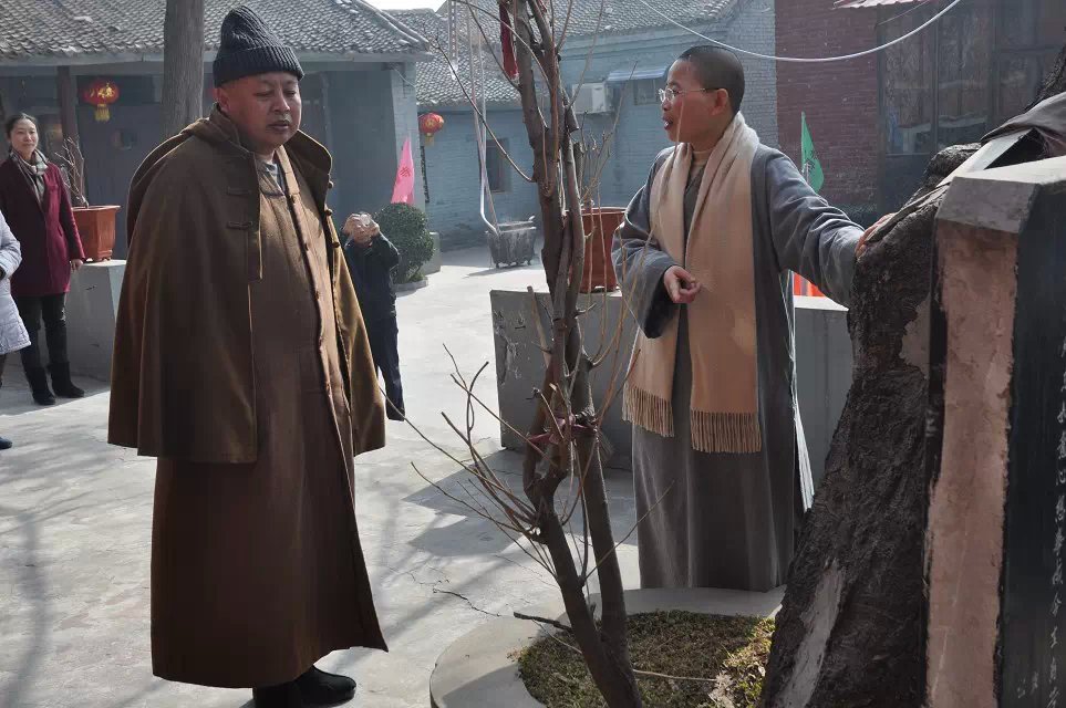 会空法师向真广大和尚介绍寺院情况