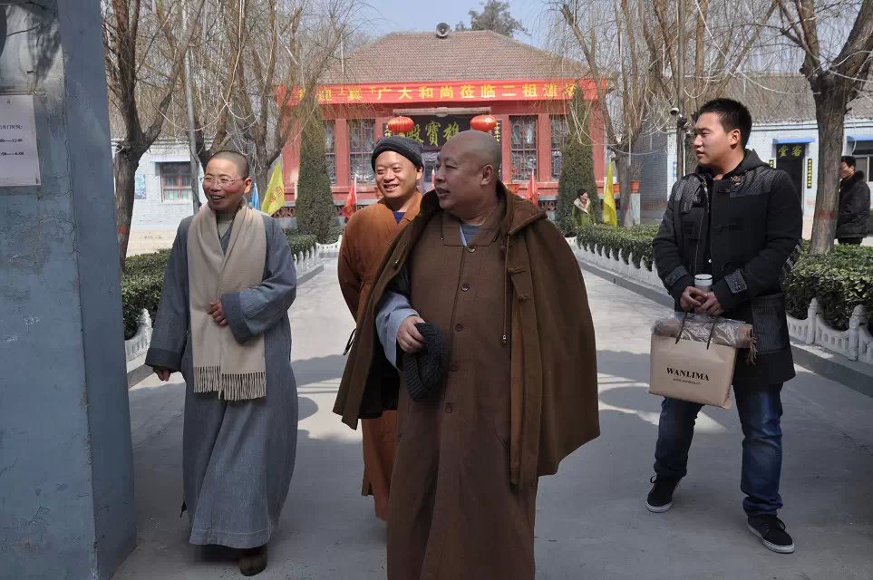 真广大和尚参观寺院