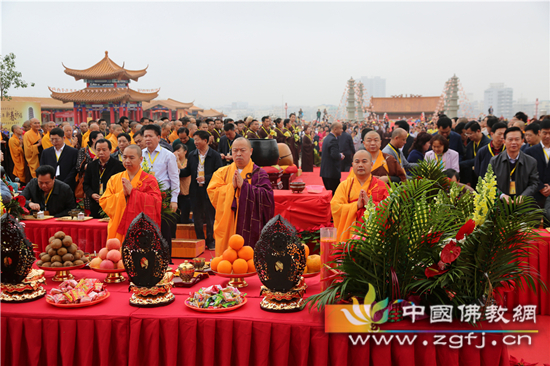 03印顺大和尚（中）与三亚南山寺监院昌厚法师（左）、澄迈金山寺监院昌乐法师（右）共同主法.jpg