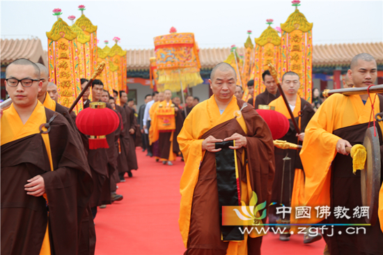 法师仪仗队迎请三位主法法师.jpg