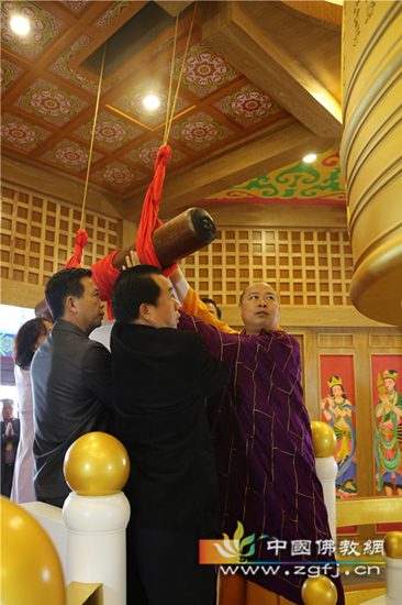 10印顺大和尚与澄迈县委书记杨思涛先生共同鸣响祈福钟声.jpg