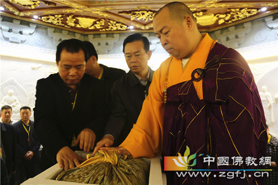 14本焕长老舍利在药师塔地宫永久安奉.jpg