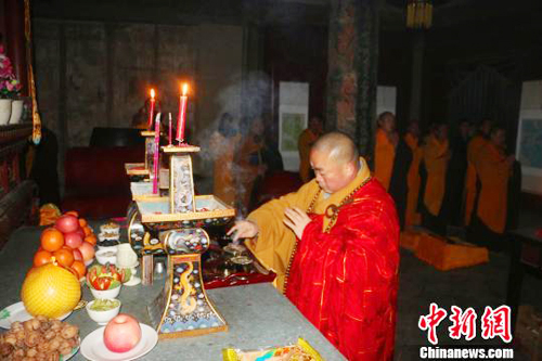 河南嵩山少林寺方丈永信大和尚拈香礼佛.jpg