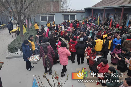 给与会大众分发供品