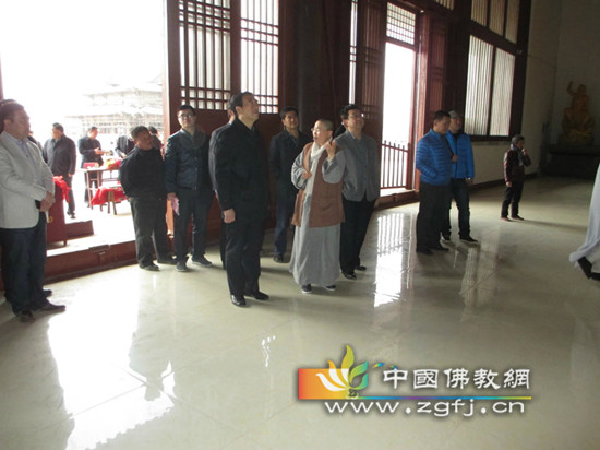 冯主席参观新建的大雄宝殿