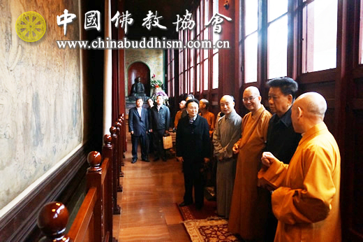 演觉副会长介绍广济寺文物.JPG