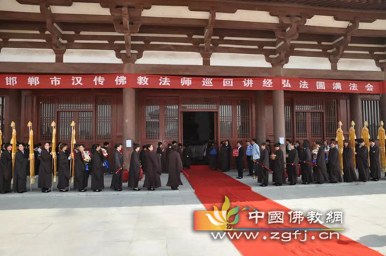 等候讲经法会开始