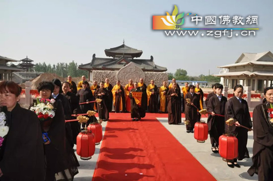 仪仗队恭迎法师