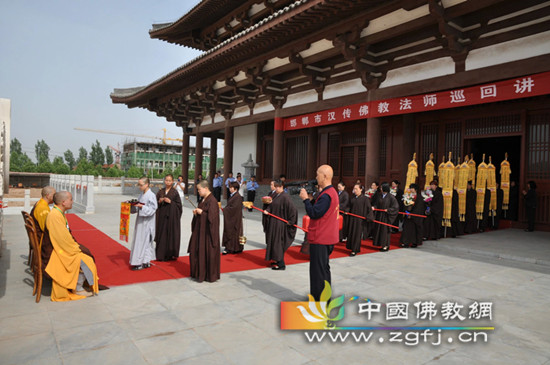 仪仗队恭迎讲经法师