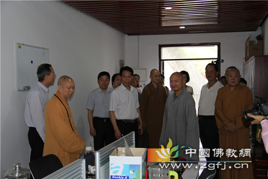 04参观教师备课区.jpg