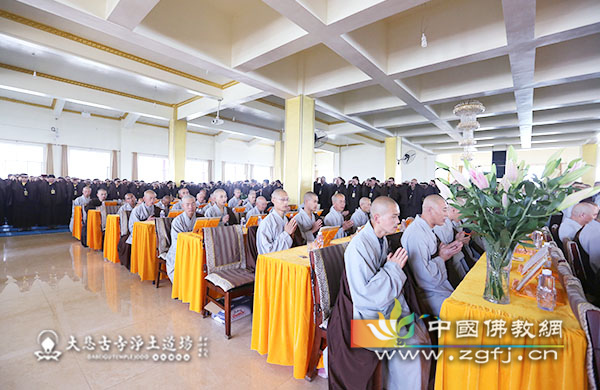 来自四面八方的上万同修参加了此次法会