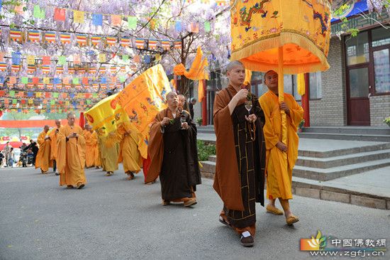 明月法师以杨枝净水洁净坛场