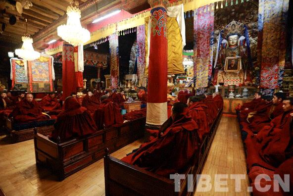 拉萨大昭寺举行法会 为地震灾民祈福