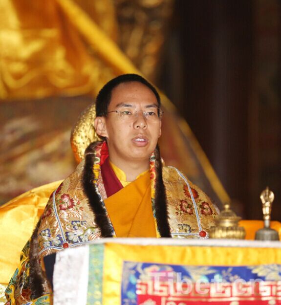 班禅为地震灾区祈祷