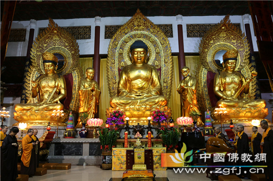 14 为尼泊尔和我国西藏地区超荐祈福法会在弘法寺大雄宝殿举行.jpg