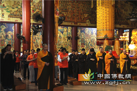 02  弘法寺大雄宝殿内站满了为尼泊尔地震受灾人民祈福的信众.jpg