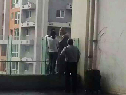 僧人智救跳楼男子