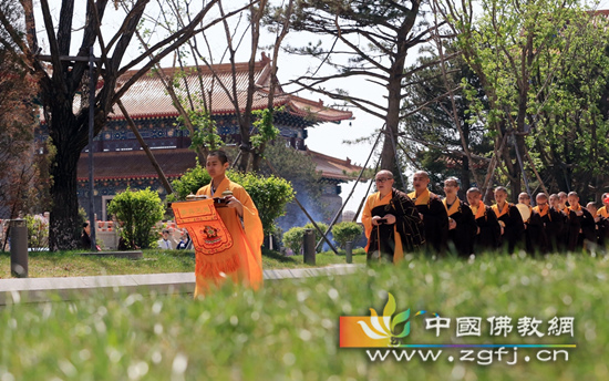 长春万寿寺为尼泊尔赈灾区举行祈福、供灯、捐款法会