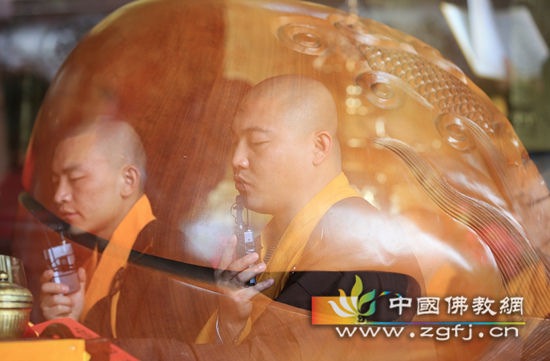 长春万寿寺为尼泊尔赈灾区举行祈福、供灯、捐款法会