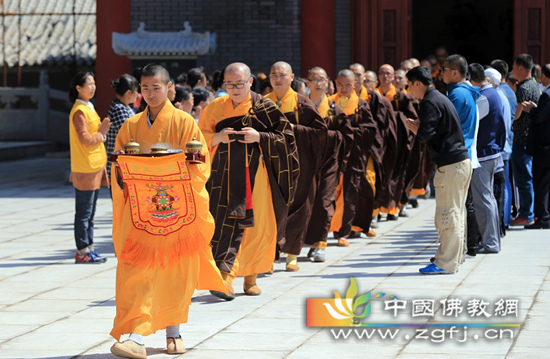 长春万寿寺为尼泊尔赈灾区举行祈福、供灯、捐款法会