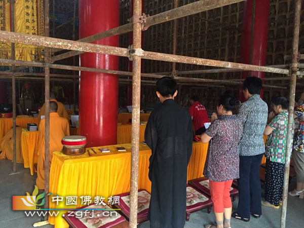 3大殿重新修葺中,保证安全的情况下举行法会.jpg
