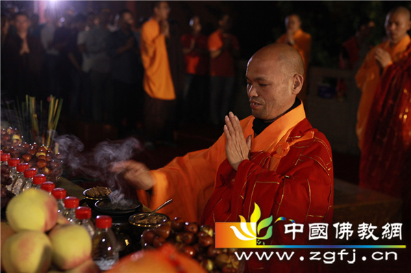 04 智空法师拈香祈福 摄影:顿宏.jpg