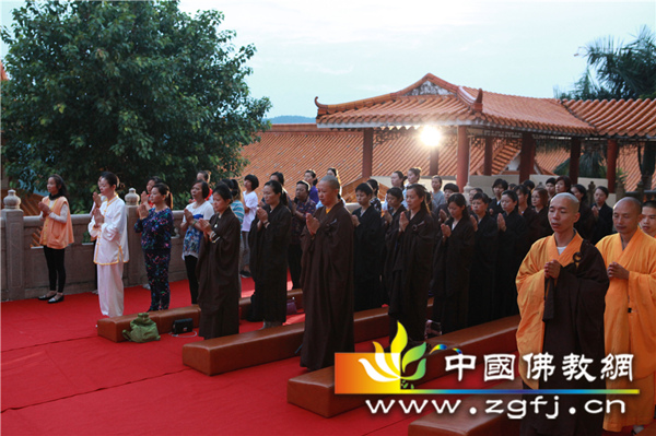 09 四众弟子双手合十,庄严诵经祈福 摄影:顿宏.jpg