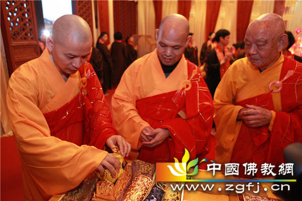 13 三位主法法师为本焕长老舍利封函 摄影:顿宏.jpg