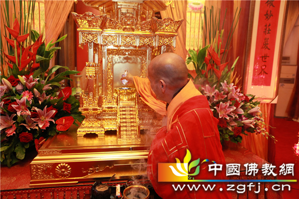 11 智空法师从舍利宝塔恭请出本老舍利 摄影:顿宏.jpg
