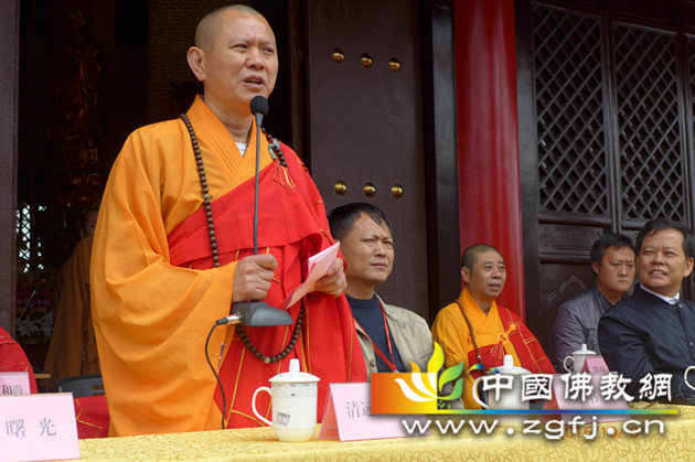 南阳市民族宗教委员会副主任买书广向清远大和尚颁发宗教活动场所标识牌