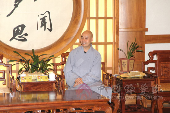 宗性法师向来访人员介绍中国佛学院概况.jpg