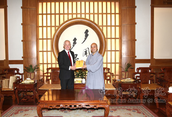 宗性法师向Professor Bill Lovegrove教授赠送中国佛学院院刊《中国佛学》.jpg
