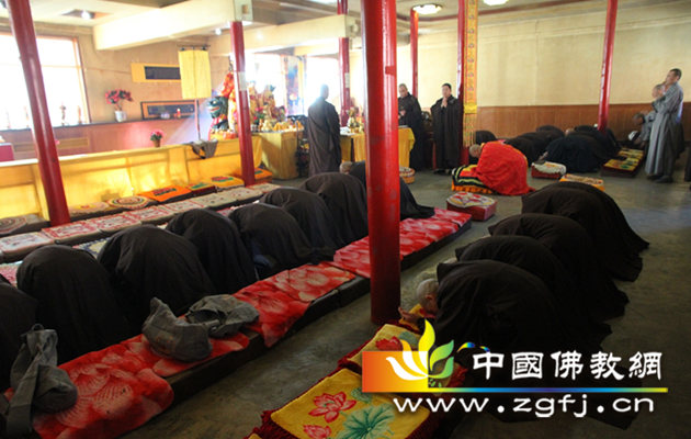 观音菩萨出家日举行剃度法会