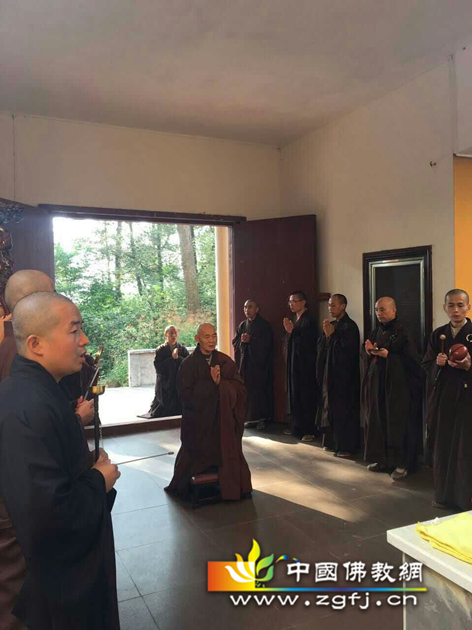 云门山大觉禅寺明向大和尚为发心闭关的印生法师“送关”