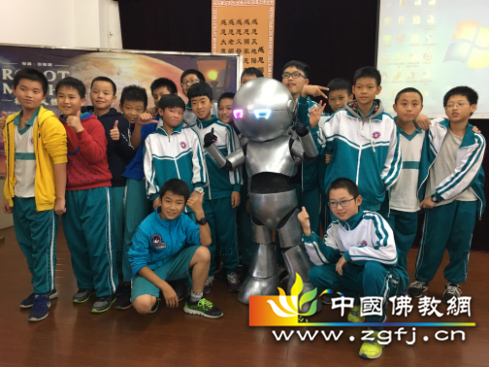 《机器人妈妈》走进广州校园并举行首映仪式。