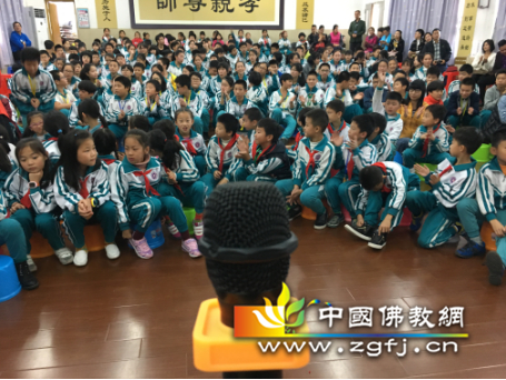 《机器人妈妈》走进广州校园并举行首映仪式。