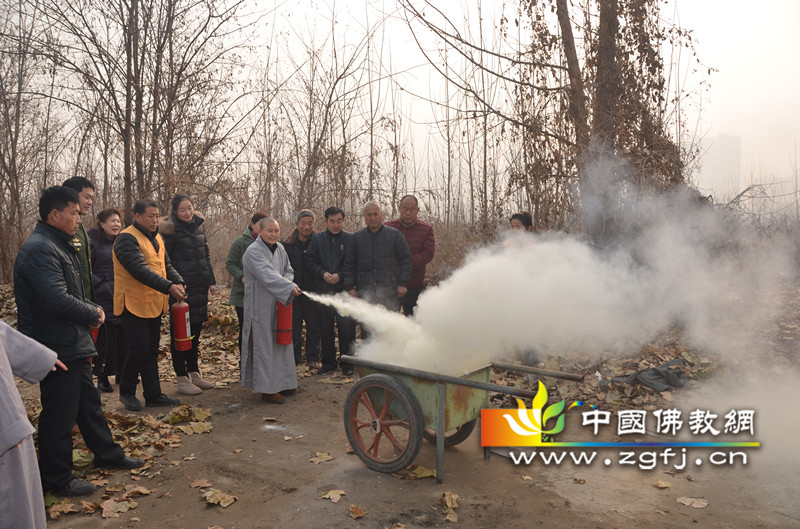 河北霸州市梵华精舍组织学习消防安全知识.jpg