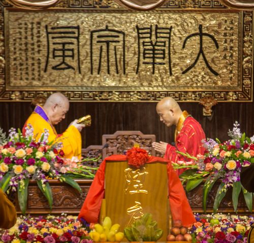 中国佛教协会副会长、普陀山普济寺方丈道慈大和尚为达照法师送座.jpg