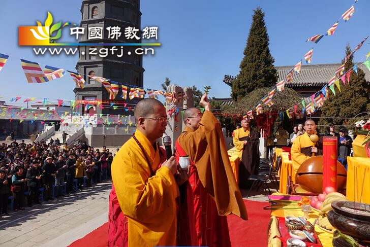 保定观音寺隆重举行观音菩萨圣诞法会暨大佛开光法会及六和楼奠基法会.jpg