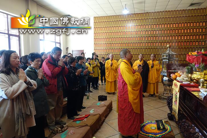随后,观音寺住持寂禅大和尚与护法居士一起移步六和楼,进行奠基洒净法会。本着师父真广法师“建寺、安僧、弘法”的理念,为令诸.jpg