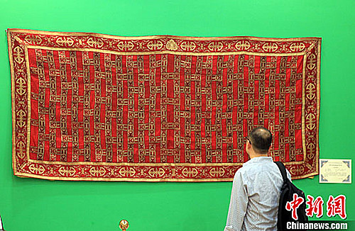 甘孜“藏传佛教宫廷精品文物”展吸引上海观众.jpg