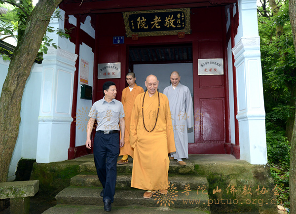 图1：会长道慈大和尚赴佛教颐养堂和本山敬老院端午节慰问.jpg