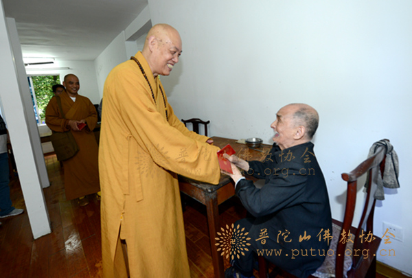 图4：道慈大和尚赴本山敬老院端午节慰问老年人.jpg