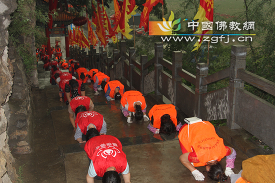 头吻大地 心如止水 虔诚朝拜 回向灾区