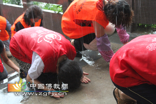 头吻大地 心如止水 虔诚朝拜 回向灾区