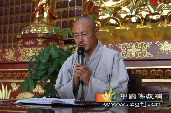 头吻大地 心如止水 虔诚朝拜 回向灾区