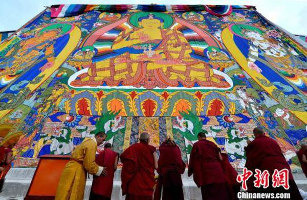 西藏扎什伦布寺展出强巴佛巨幅唐卡佛像