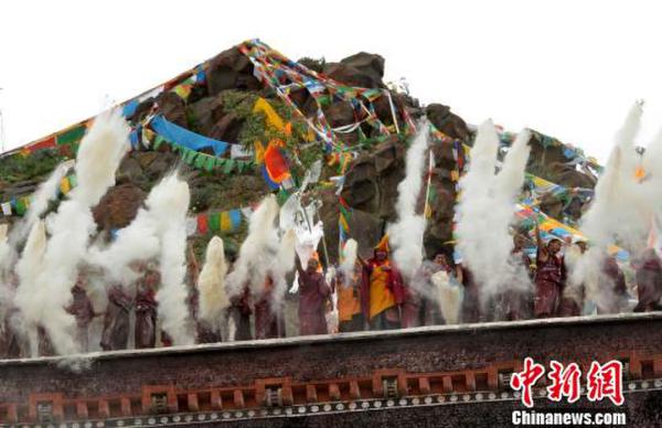 西藏扎什伦布寺展出强巴佛巨幅唐卡佛像